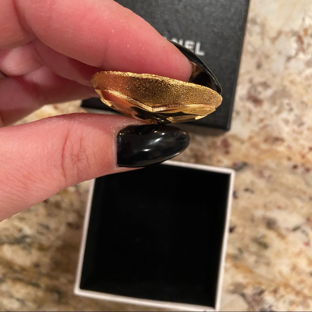 Chanel vintage round brooch 🌟rare🌟 - Picture 6 of 11
